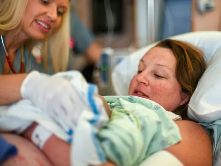 Kiedy zapisać dziecko do lekarza po porodzie? Ważne terminy