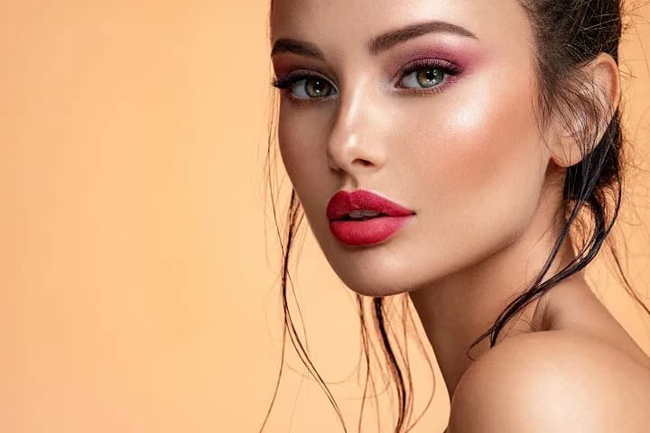 Delikatny makijaż krok po kroku: 8 prostych wskazówek