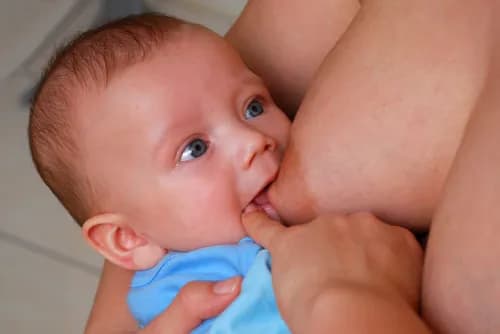 Jak często karmić piersią 2-miesięczne dziecko: 7 kluczowych zasad