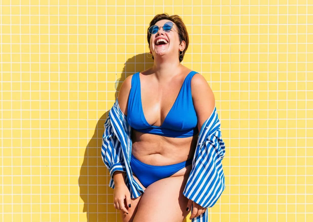 Strój kąpielowy dla małego biustu i dużego brzucha: 7 porad