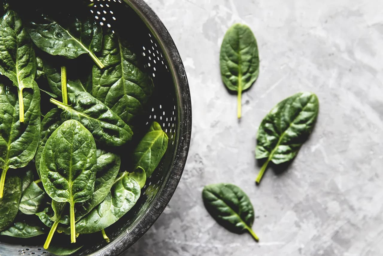 Czy można jeść szpinak podczas karmienia piersią? Uważaj na te zagrożenia!