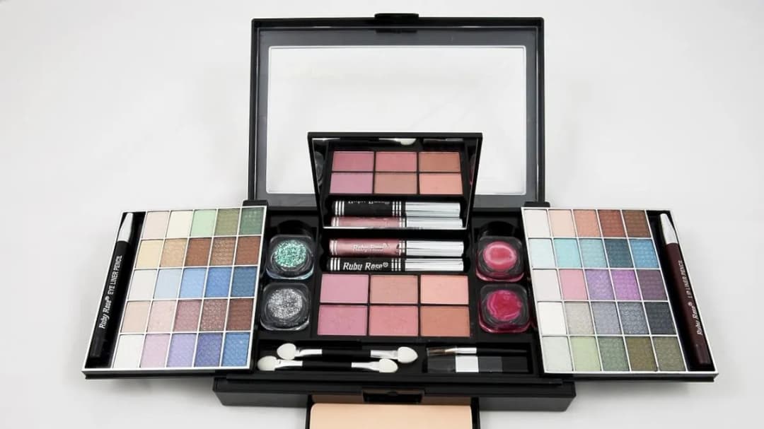 Co potrzebne do makijażu: 10 niezbędnych produktów i akcesoriów