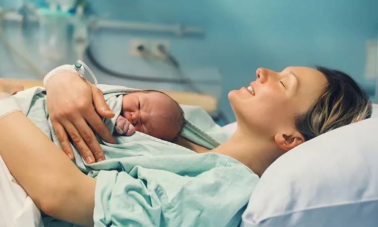 Ile trwa okres po porodzie naturalnym? Poznaj etapy i zmiany w organizmie