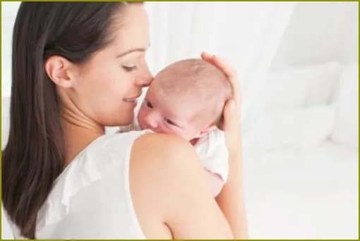 Jak trzymać dziecko przy karmieniu piersią, aby uniknąć bólu i stresu?