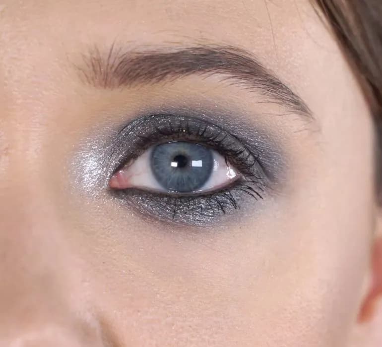 Jak zrobić fajny makijaż na imprezę: 8 trików dla początkujących