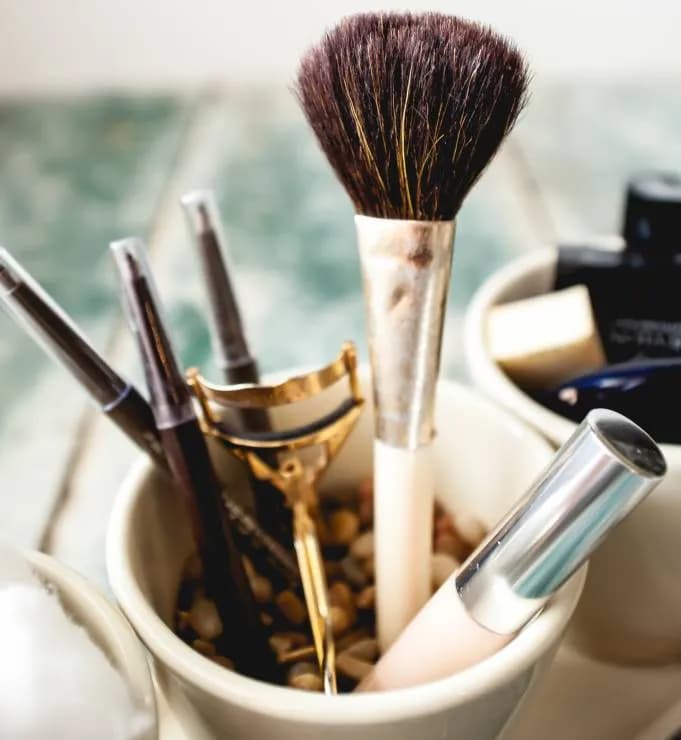 Jak skutecznie czyścić pędzle do makijażu: 10 sprawdzonych metod