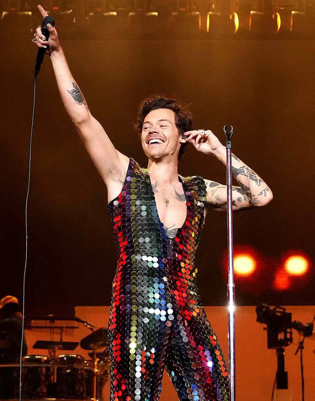 Outfit na koncert Harry Styles: 7 stylowych inspiracji dla fanów