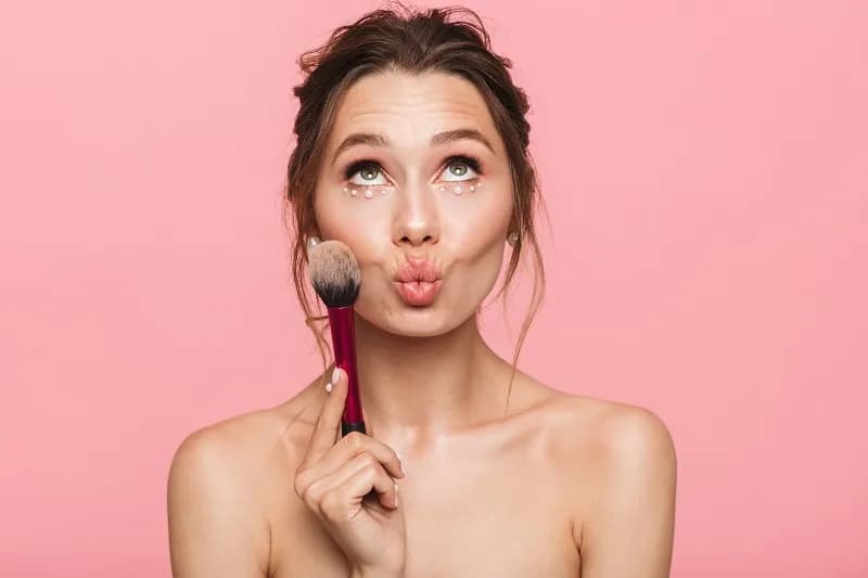 Czy makijaż niszczy cerę? Poznaj prawdę o jego wpływie na skórę.